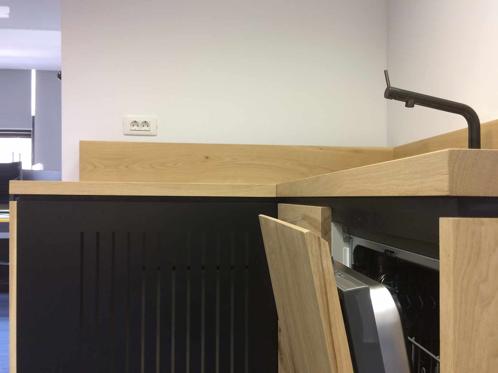 Detaliu cu mânere frezate la 45 de grade și fundal cu placă neagră perforată