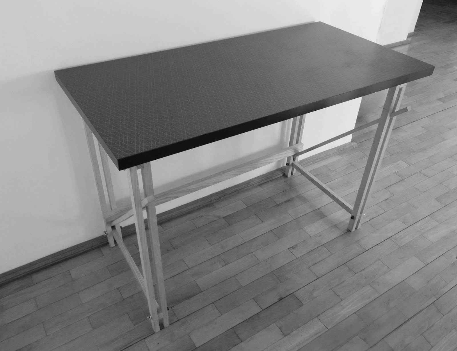 Vedere generală cu masa cu cadru de lemn