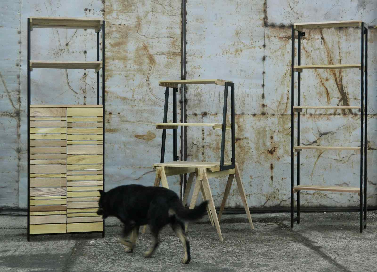 Trei corpuri de mobilier din lemn cu cadru metalic expuse în fața unui perete industrial