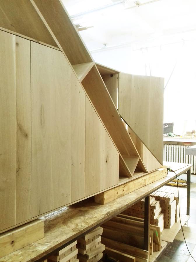 Execuție în atelierul de tâmplărie a unui corp de mobilier cu uși cu decupaj oblic