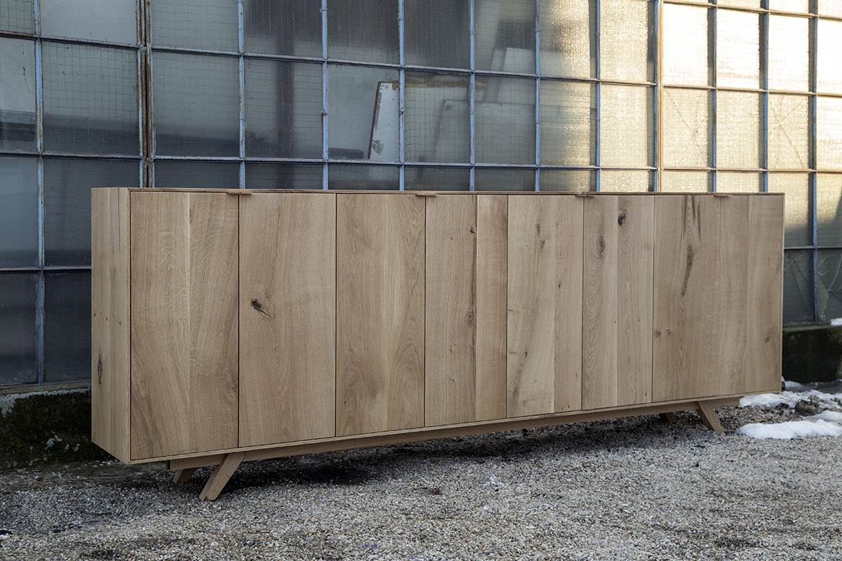 Comodă cu uși din lemn de stejar pe un fundal industrial