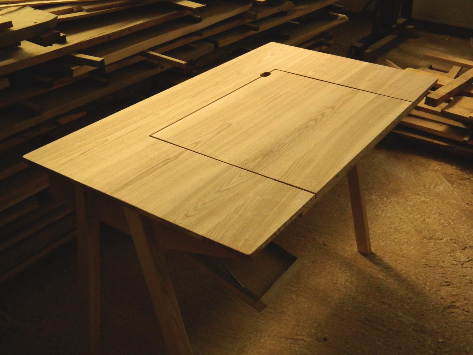 Vedere a biroului din lemn de frasin cu fundal cu lemne stivuite în atelier