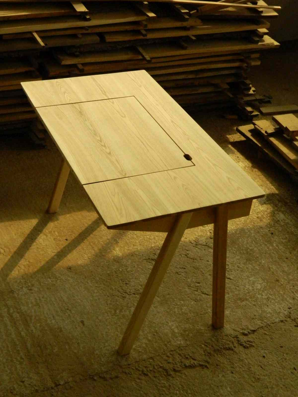 birou din lemn de frasin T20, imagine de ansamblu în lumină naturală