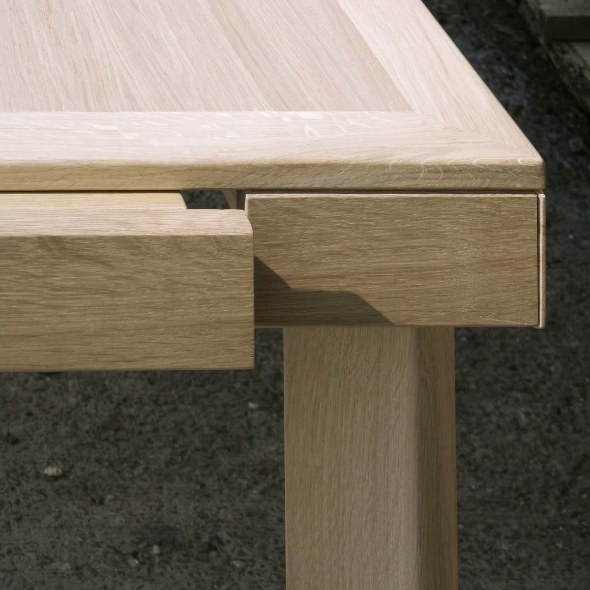 Detaliu lateral masă cu sistemul de extindere din lemn