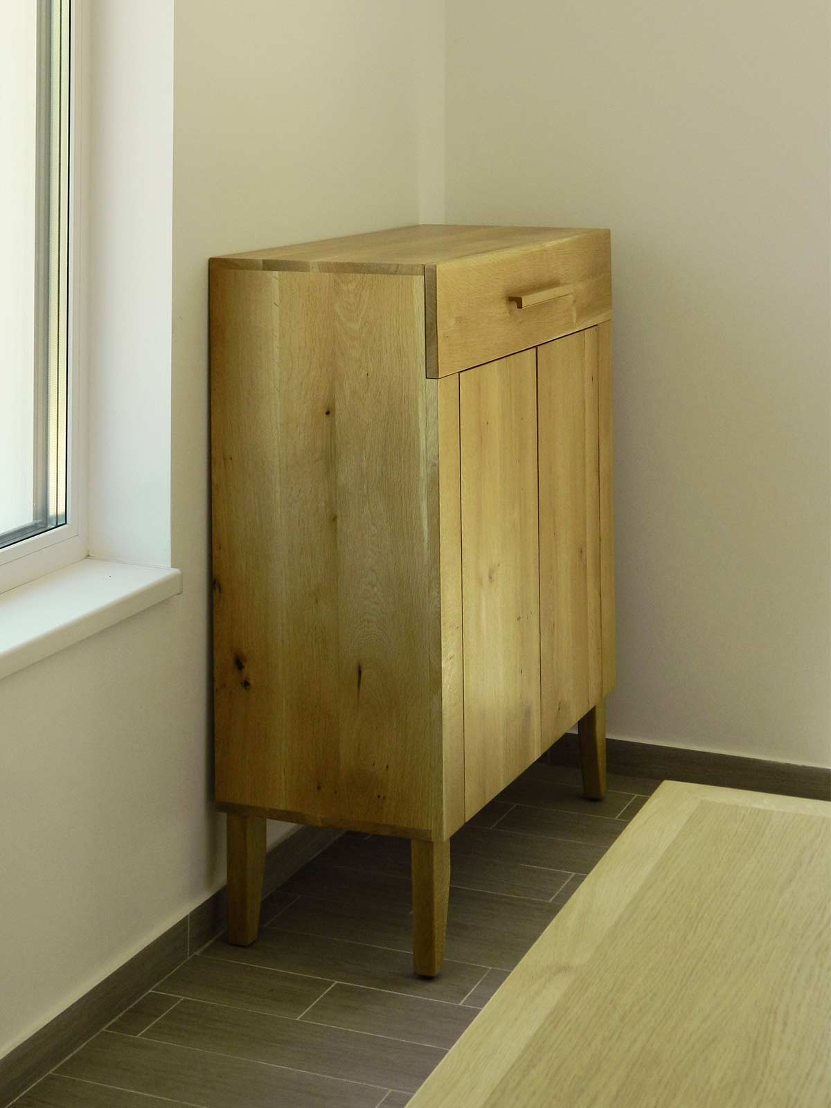 Dulap AM20 din stejar masiv poziționat în colțul camerei