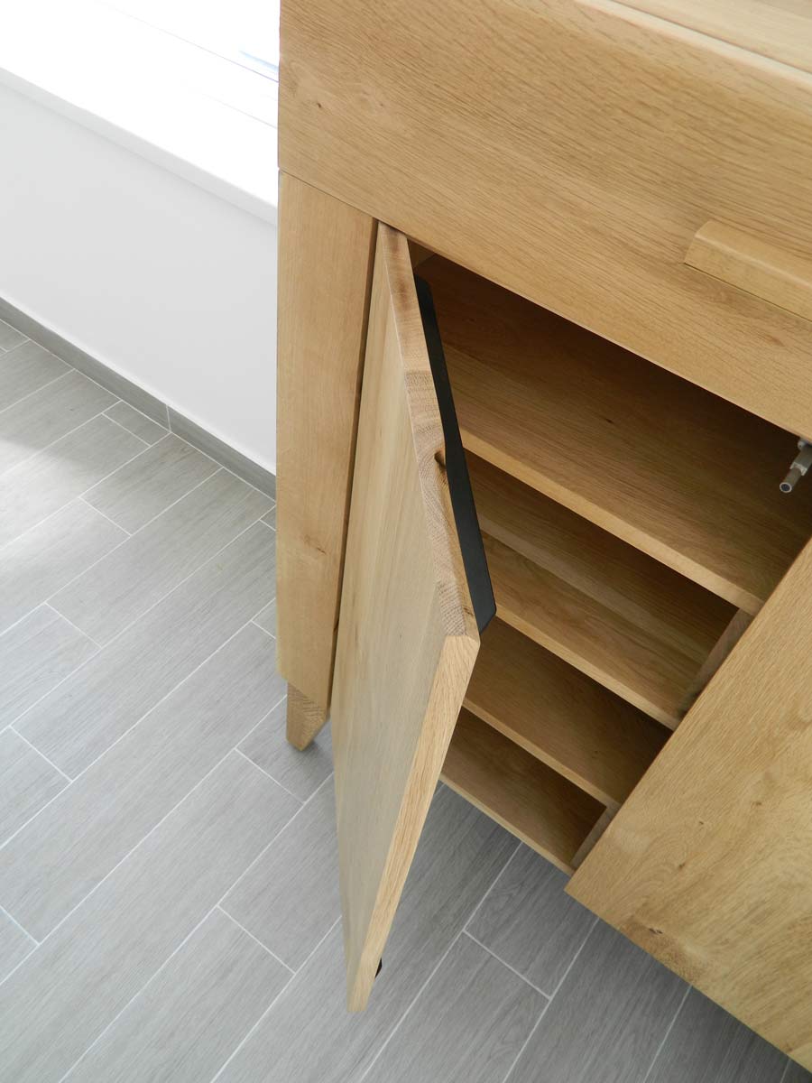 Detaliu de mâner frezat cu ușă deschisă și rafturi interioare