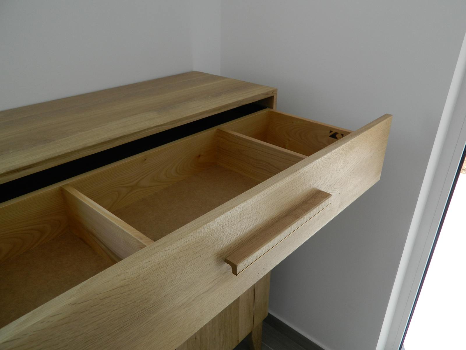 Interior de sertar din lemn de cireș cu separatoare pentru organizare