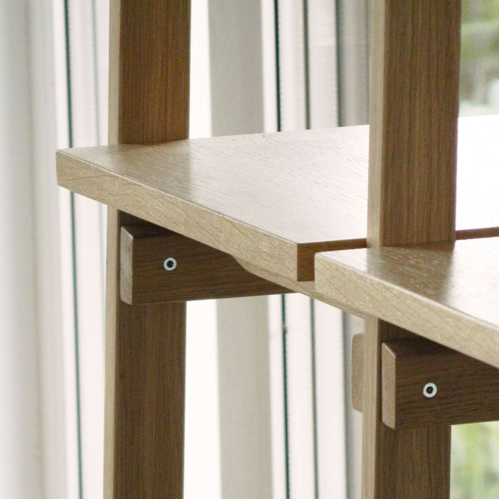 Detaliu de mobilier cu sistemul structural pentru bibliotecă din lemn de stejar