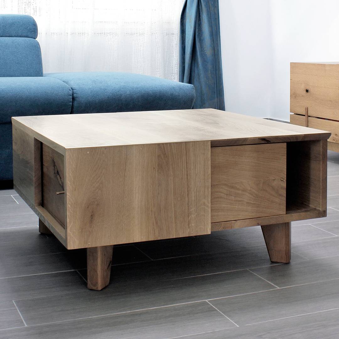 Detaliu colț masă de cafea cu ușă glisantă și mâner din alamă