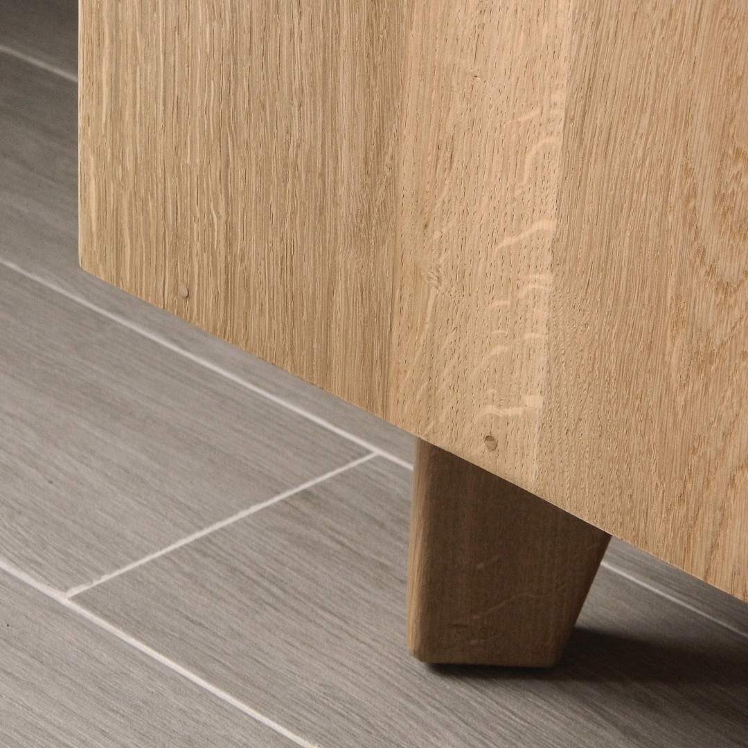 Picior din stejar cu muchii rotunjite și placă laterală de lemn cu cepid din alamă