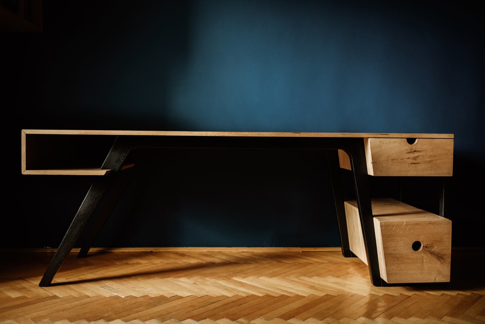 Birou mid-century modern din lemn de stejar masiv - vedere frontală