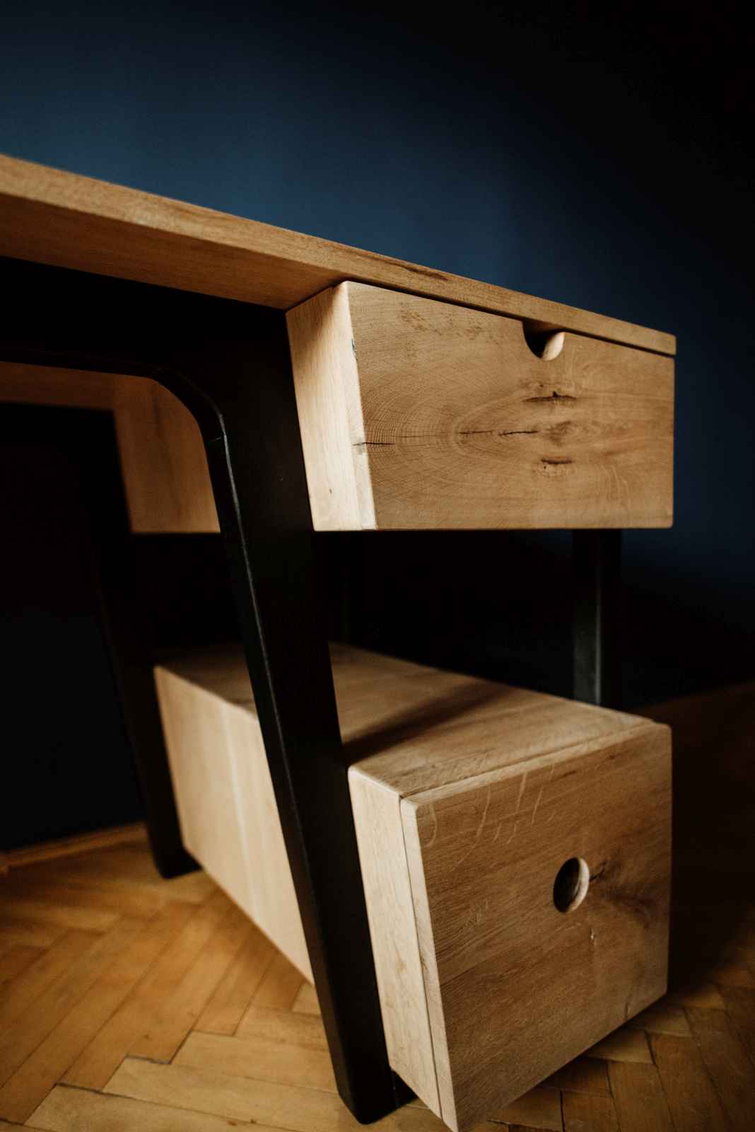 Sertare cu fronturi din stejar masiv cu mânere perforate