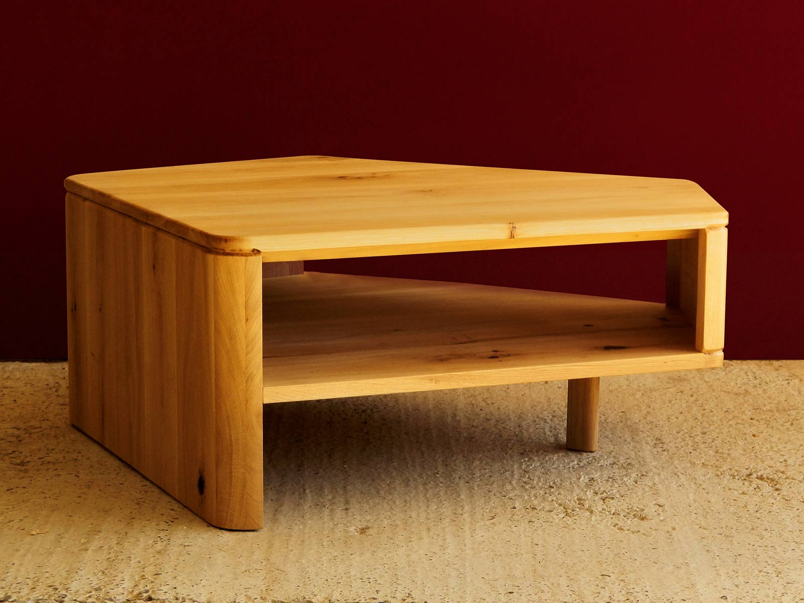 Sub blatul mesei de cafea se află un compartiment deschis pentru depozitare