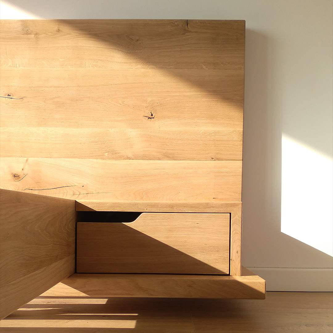 Noptieră suspendată având sertar cu mâner decupat