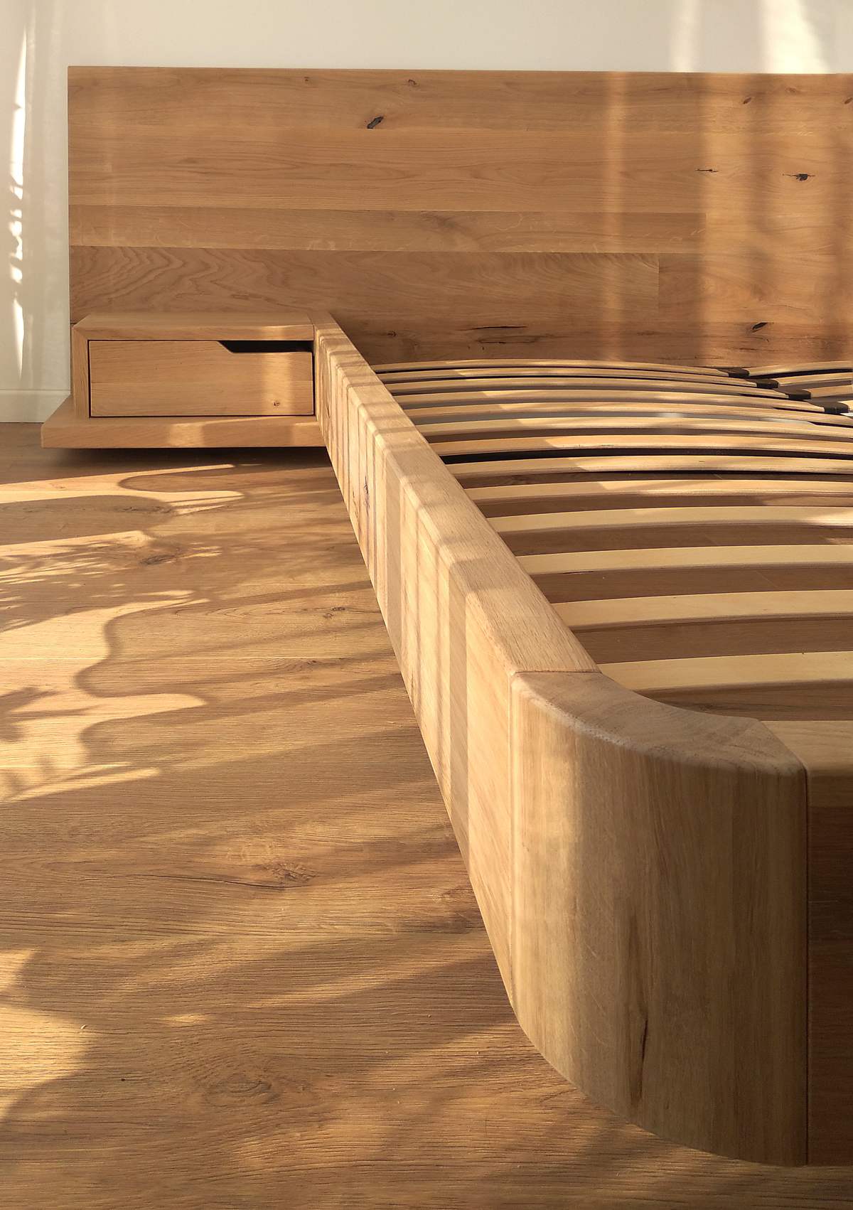 Pat de stejar cu colț rotund, cu piesa de colț în prim plan