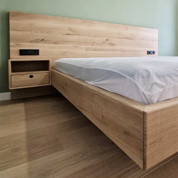 Pat din stejar masiv cu tăblie și noptiere din lemn