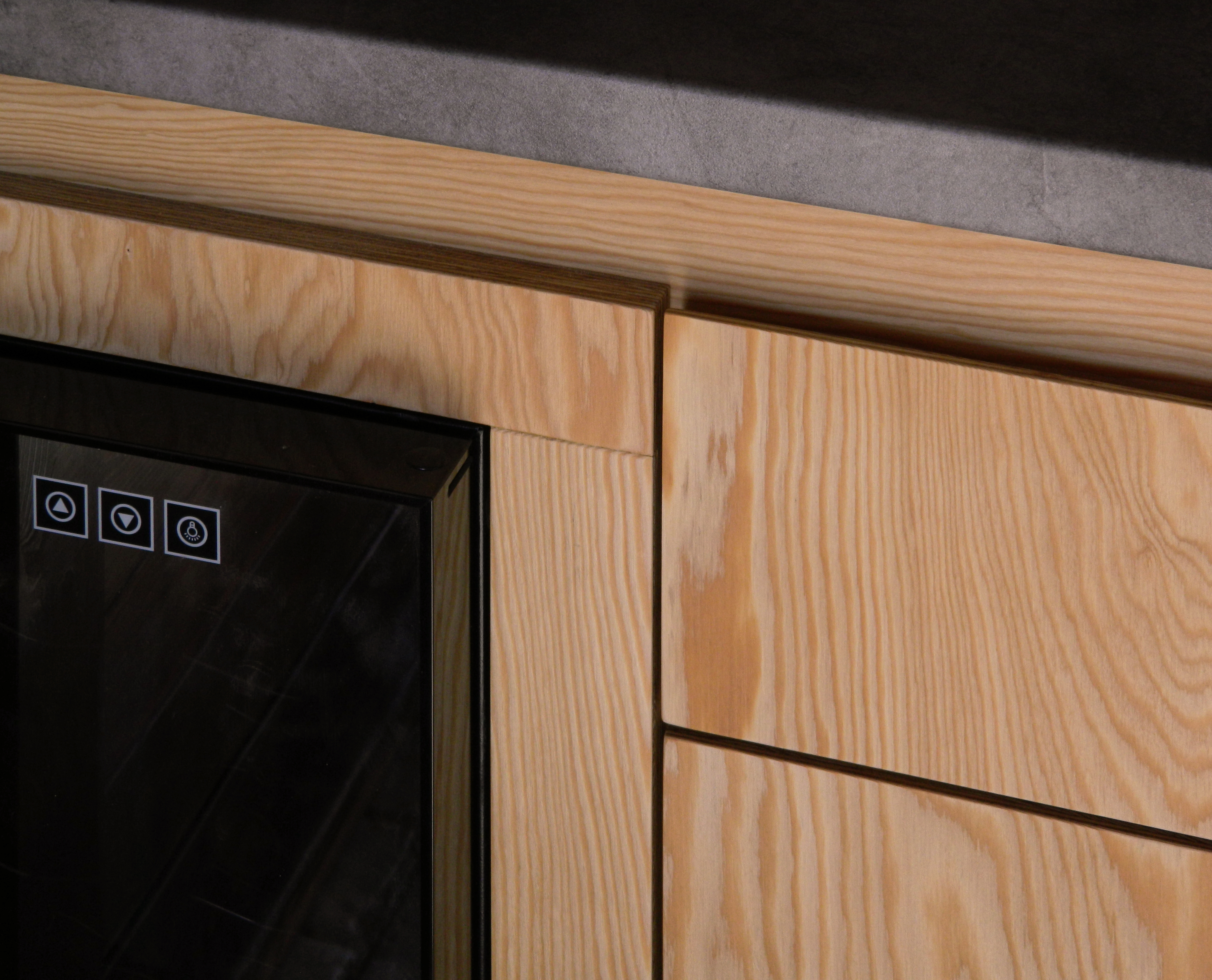 Detaliu cu usa racitorului de vinuri si sertare si usi din placaj