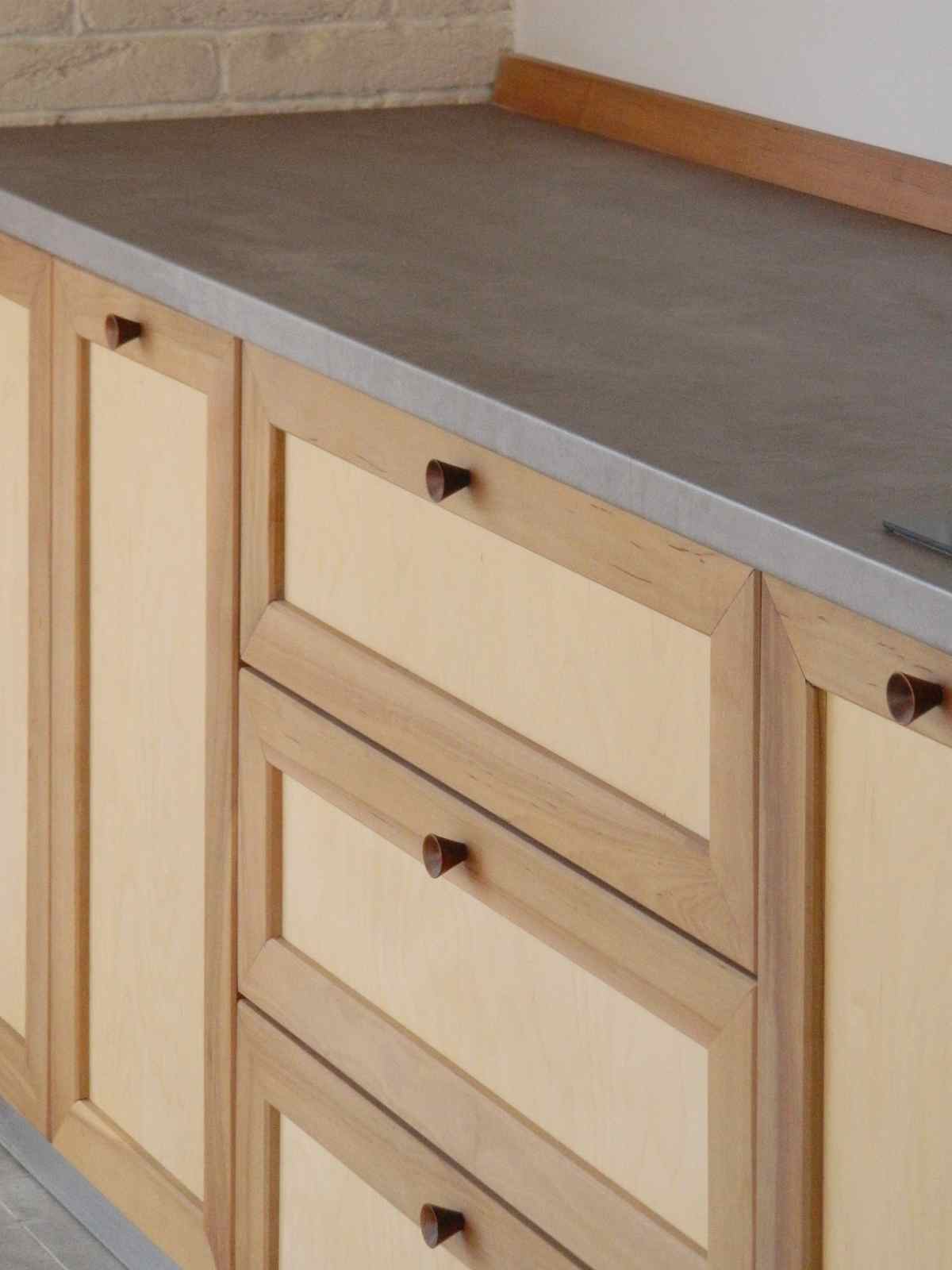 corp de mobila de bucatarie cu sertare cu rame de lemn si manere conice inchise la culoare