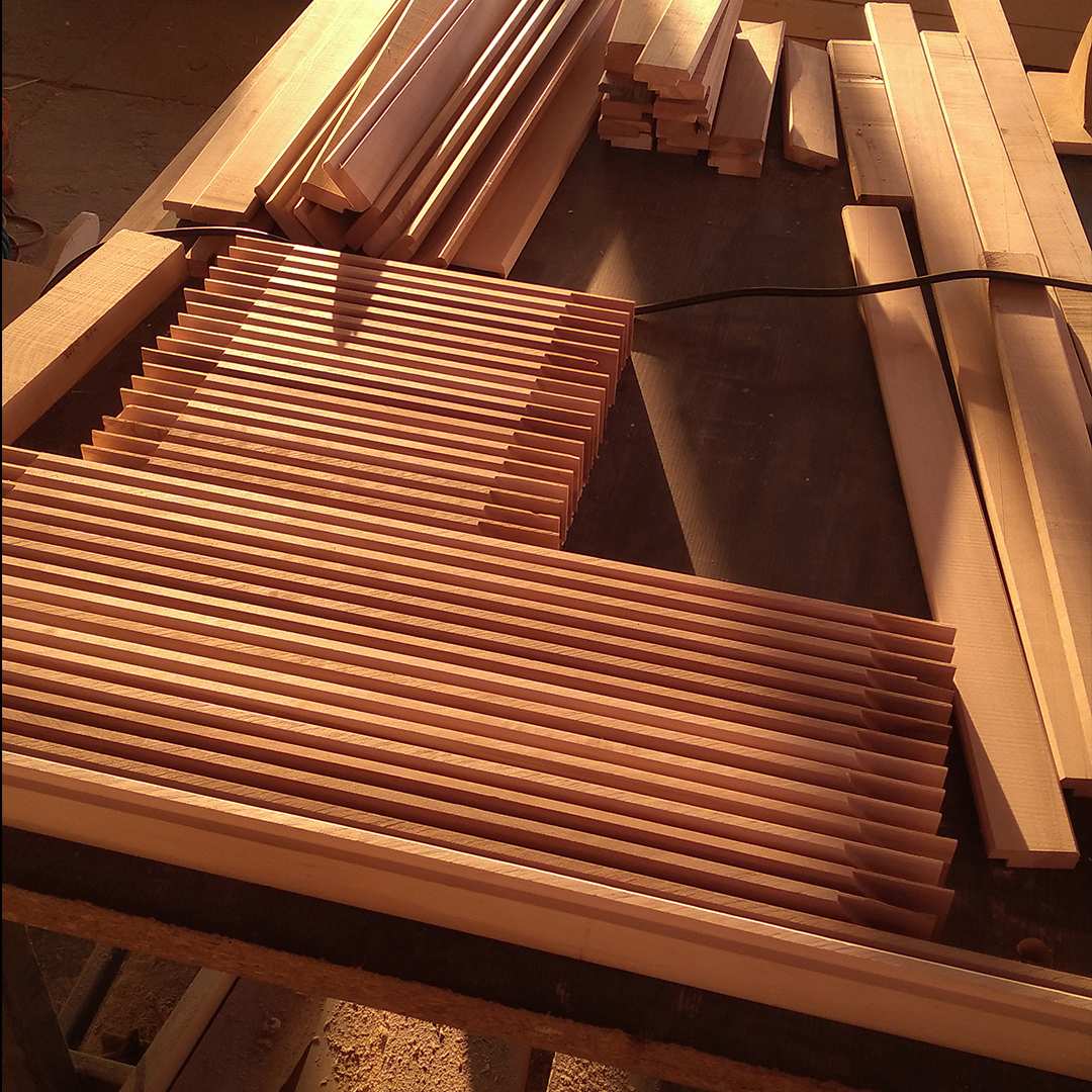 bancul de lucru cu piesele desfacute pentru rame din lemn pentru usi de bucatarie cu imbinarile la capete prelucrate