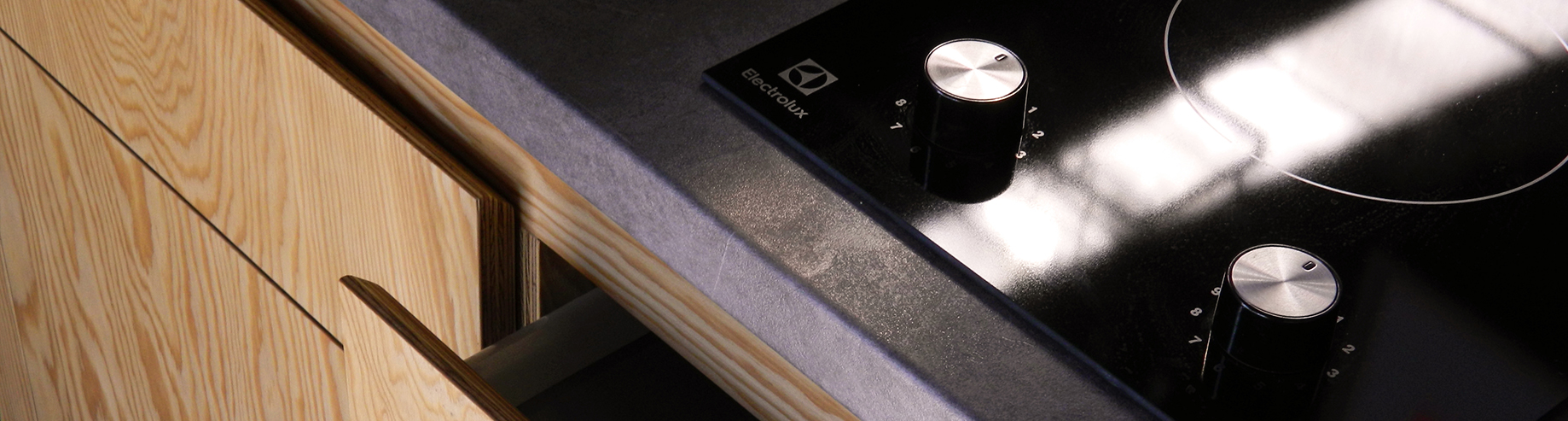 Mobilă de bucătărie - detaliu cu sertar și blat